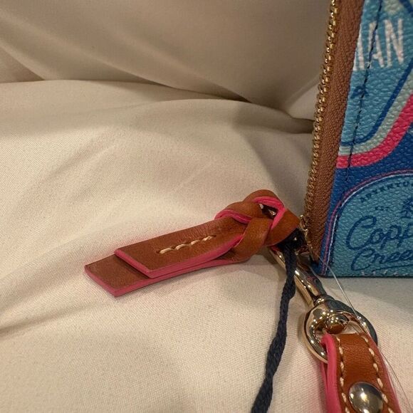 Dooney & Bourke Disney Vacation Club Wristlet Wallet Allover Print 2022 NWT - Picture 8 of 11